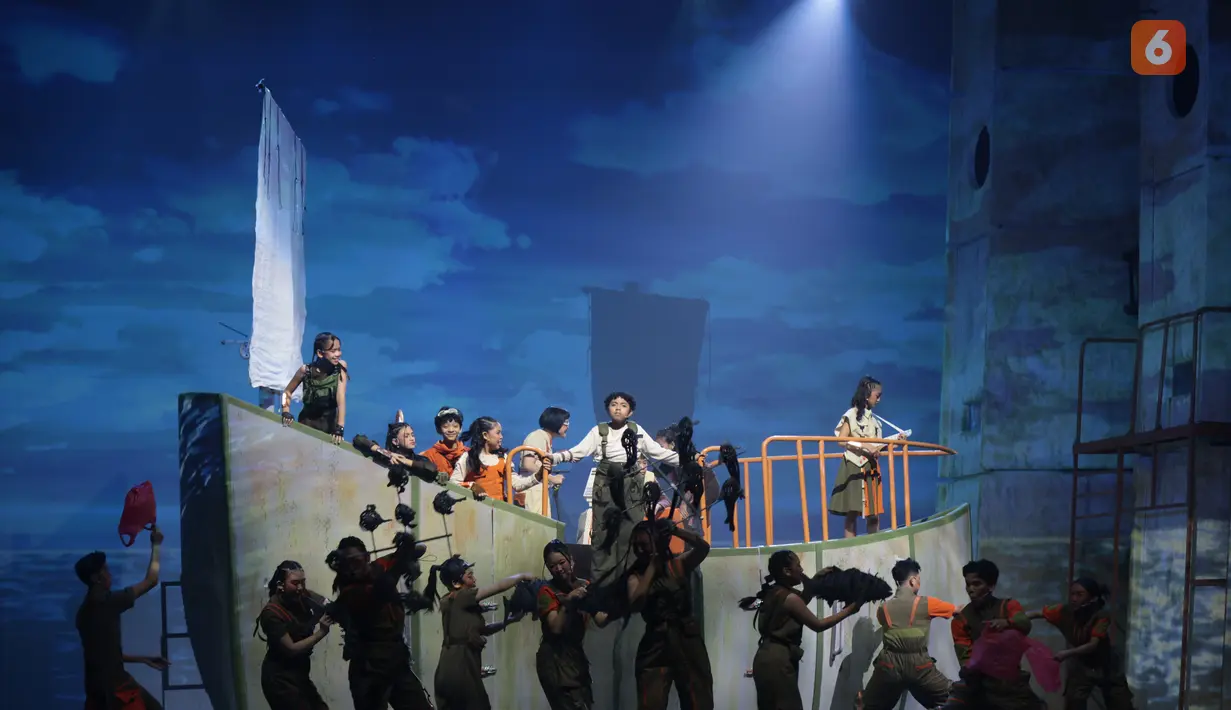 Para pemeran teater tampil dalam pertunjukan musikal Senja Teduh Pelita di Graha Bhakti Budaya, Taman Ismail Marzuki (TIM), Jakarta, Jumat (3/7/2026). Musikal ini diadaptasi dari lagu grup musik Maliq & D’Essentials yang  menceritakan tentang sekelompok anak-anak di masa depan yang berusaha membangun kembali dunia yang sudah hancur dan menyelamatkan orangtua mereka.(Kapanlagi.com/Budy Santoso)