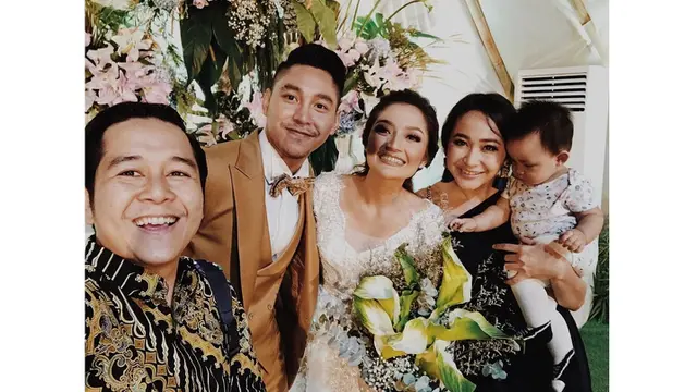 Resepsi pernikahan Siti Badriah dan Krisjiana