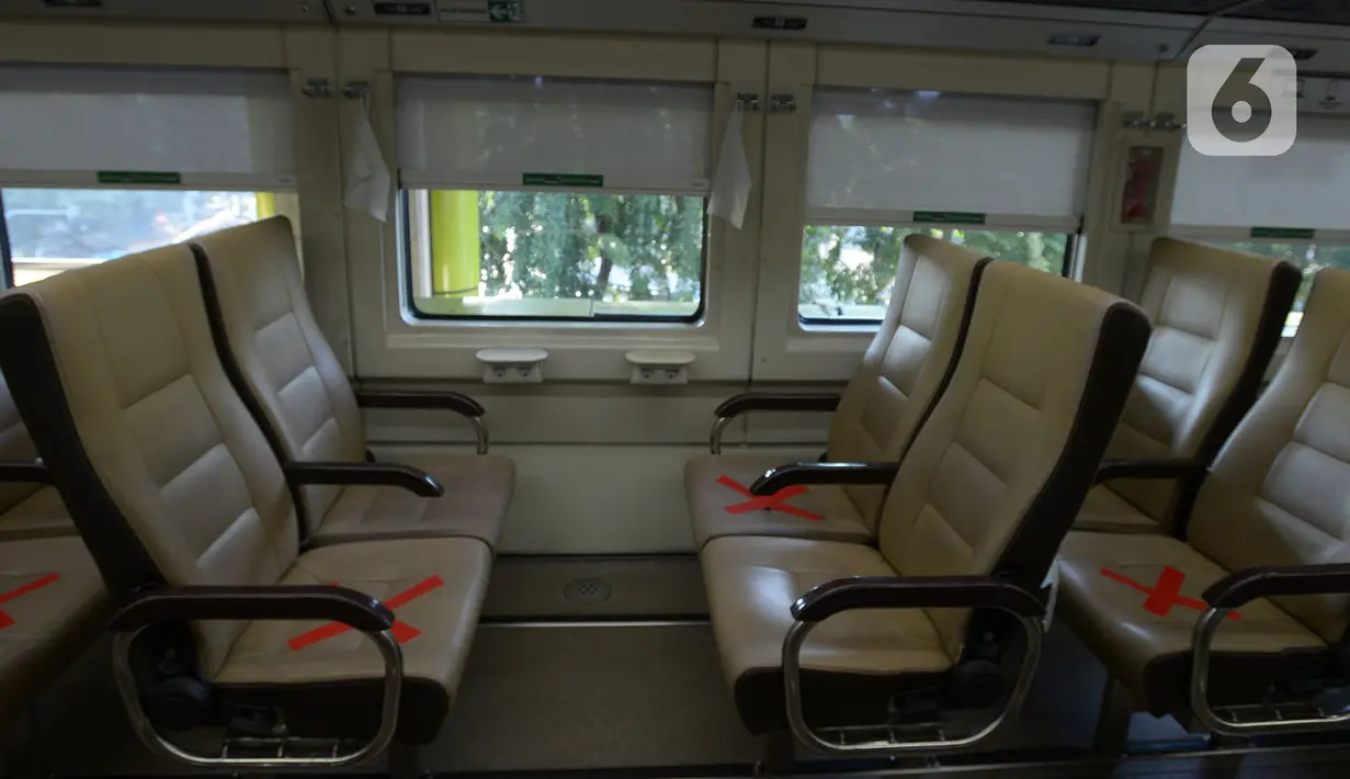 Bangku kereta dengan penerapan jaga jarak di di Stasiun Gambir, Jakarta, Selasa (12/5/2020).  Pengoperasian Kereta Api Luar Biasa (KLB) jarak jauh  dmulai sejak 12 Mei hingga 31 Mei 2020 mendatang dengan penerapan protokol pencegahan COVID-19 yang ketat. (merdeka.com/Imam Buhori)