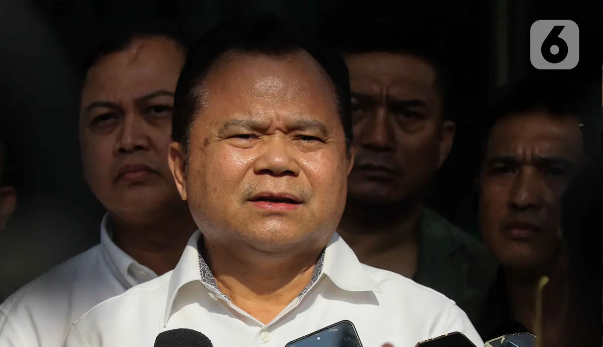 Usai menjalani pemeriksaan oleh penyidik KPK, Ronny F Sompie mengaku dicecar 22 pertanyaan. (Liputan6.com/Herman Zakharia)