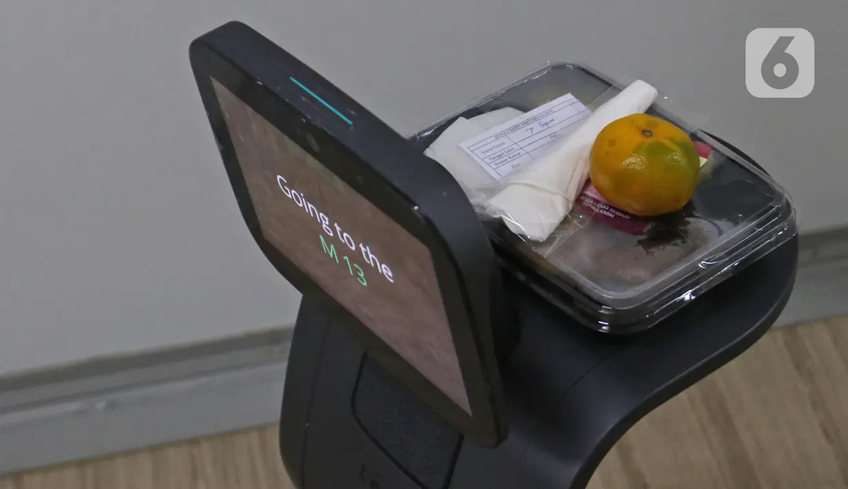 Robot Temi saat mengantar makanan untuk pasien di RSPJ Modular, Jakarta, Selasa (28/7/2020). Teknologi robot ini juga dapat mengantarkan makanan dan menghibur para pasien dengan cara mendengarkan lagu dan senam bersama. (Liputan6.com/Herman Zakharia)