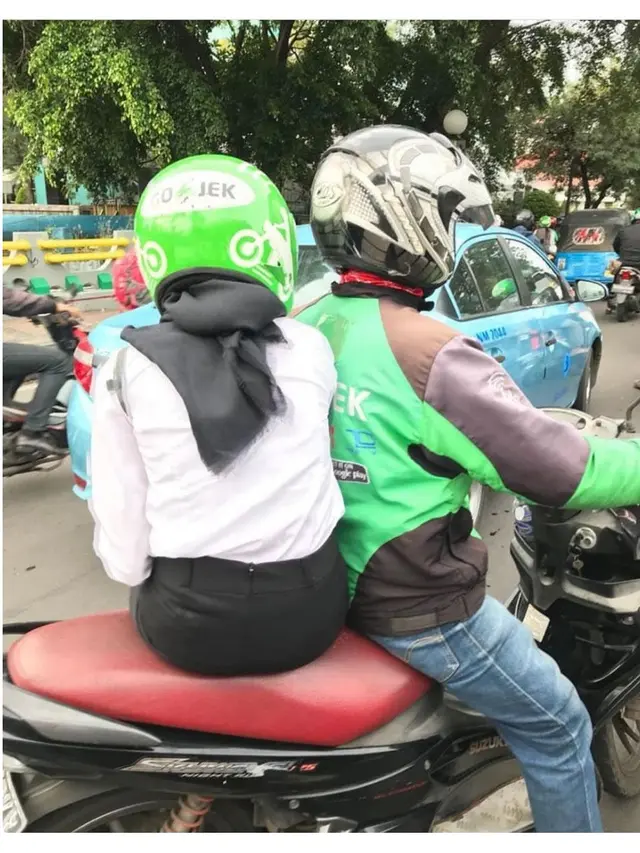 Gaya Duduk Penumpang Ojek Online Ini Nyeleneh dan Kocak Banget