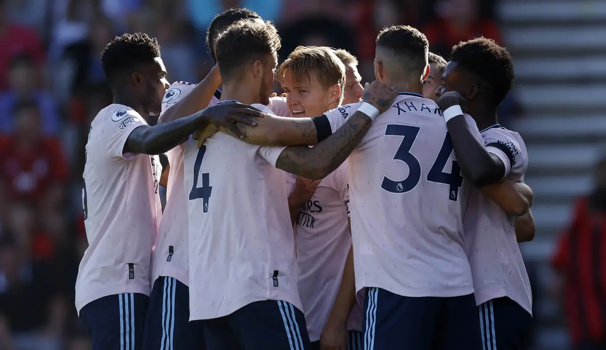 Arsenal sudah unggul satu gol pada menit ke-5 melalui sepakan Martin Odegaard. Ia berhasil memanfaatkan bola muntah hasil tendangan Gabriel Martinelli yang gagal ditangkap sempurna oleh kiper Bournemouth, Mark Travers. Enam menit berselang Martin Odegaard mencetak gol keduanya untuk membawa The Gunners memimpin 2-0. (PA via AP/Steven Paston)