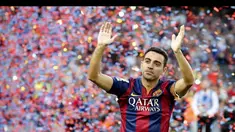 Barcelona menerima trofi pada laga perpisahan Xavi Hernandez.