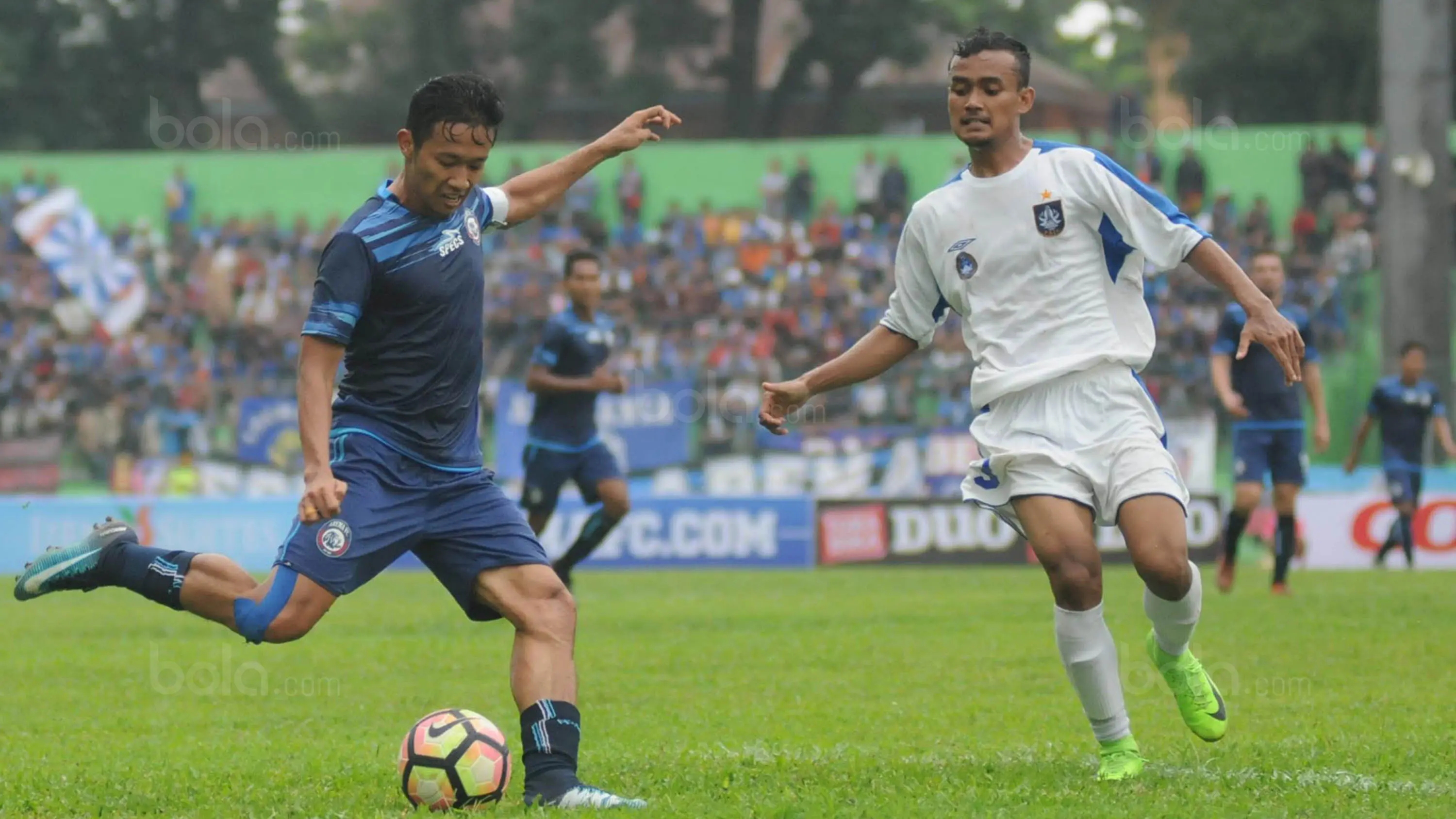 Kapten baru Arema FC, Dendi Santoso, berusaha melepaskan tendangan saat melawan PSIS pada laga uji coba di Stadion Gajayana, Malang, Kamis (4/1/2018). Arema FC menang 5-3 atas PSIS. (Bola.com/Iwan Setiawan)