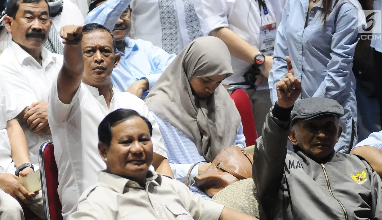 Capres 02 Prabowo Subianto dan Ketua Dewan Kehormatan PAN Amien Rais saat menghadiri acara Syukuran dan Munajat Kemenangan Prabowo-Sandi di Padepokan Pencak Silat TMII, Rabu (24/4). (Liputan6.com/Herman Zakharia)