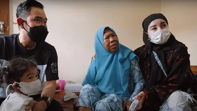 Gilang Widya dan Shandy Purnamasari jenguk ibu Trimah di panti jompo. (Sumber: Instagram/shandypurnamasari)