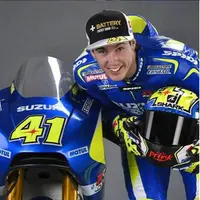 Begini kelakuan Aleix Espargaro, pebalap MotoGP 2015, saat bersama teman sejatinya.