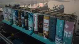 Sebuah mural luar ruangan raksasa yang ditampilkan pada silo gandum di kota pelabuhan Incheon, Seoul, Korea Selatan, Rabu (19/12). Mural tersebut dikerjakan oleh 22 seniman lukisan dan menghabiskan 487.000 USD atau sekitar Rp 7 miliar. (Ed JONES/AFP)