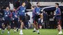 Para pemain Spanyol melakukan pemanasan saat mengikuti sesi latihan tim di Solna, Swedia (14/10/2019). Spanyol akan bertanding melawan Swedia pada Grup F Kualifikasi Piala Eropa 2020 di Stadion Friends Arena. (AFP Photo/Jonathan Nackstrand)