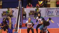 Pemain putri BNI 46 Kongyot Ajcharaporn melepaskan smes yang coba diblok pemain Bandung Bank BJB Pakuan pada laga terakhir putaran pertama Proliga 2019 di GOR C-tra Arena, Bandung, Minggu (23/12/2018). BNI 46 menang 3-1. (foto: PBVSI)