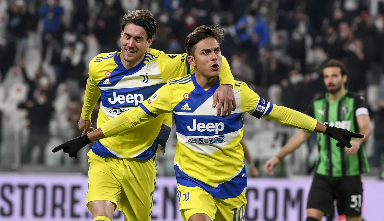 Penyerang Juventus, Paulo Dybala (kanan) berselebrasi dengan rekannya Dusan Vlahovic usai mencetak gol ke gawang Sassuolo dalam pertandingan perempat final Coppa Italia di Stadion Allianz, Turin, Jumat (11/2/2022). Juventus menang tipis atas Sassuolo 2-1. (Fabio Ferrari/LaPresse via AP)