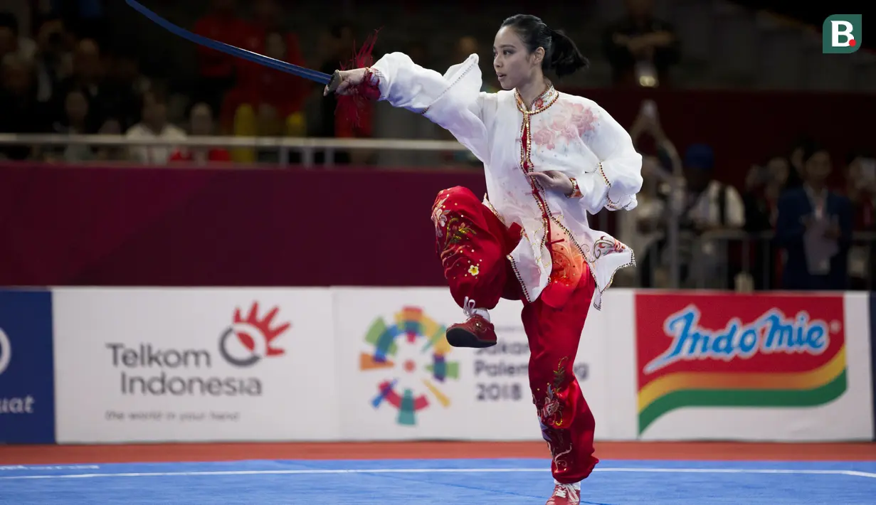 Atlet wushu Indonesia, Lindswell Kwok, saat beraksi pada Asian Games di JIExpo, Jakarta, Senin, (20/8/2018). (Bola.com/Vitalis Yogi Trisna)