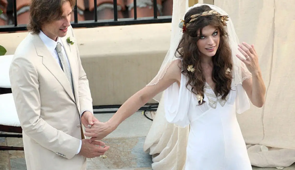 Milla Jovovich menikah dengan Shawn Andrews saat usianya 16 tahun yakni pada 1992. Pernikahan tersebut pun dibatalkan oleh ibu Milla dua bulan kemudian. (CELEBLIVEUPDATE)