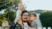 Mendidik anak melalui parenting memang sudah menjadi tugas orangtua (Foto: Unsplash.com/@Nathan Dumlao)