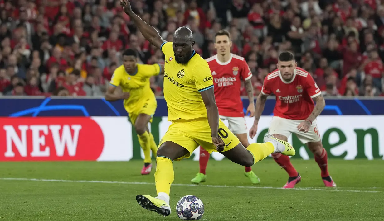 Striker Inter Milan, Romelu Lukaku mencetak gol kedua timnya ke gawang Benfica lewat eksekusi penalti pada laga leg pertama babak perempatfinal Liga Champions 2022/2023 di Luz Stadium, Benfica, Rabu (12/4/2023) dini hari WIB. (AP Photo/Armando Franca)