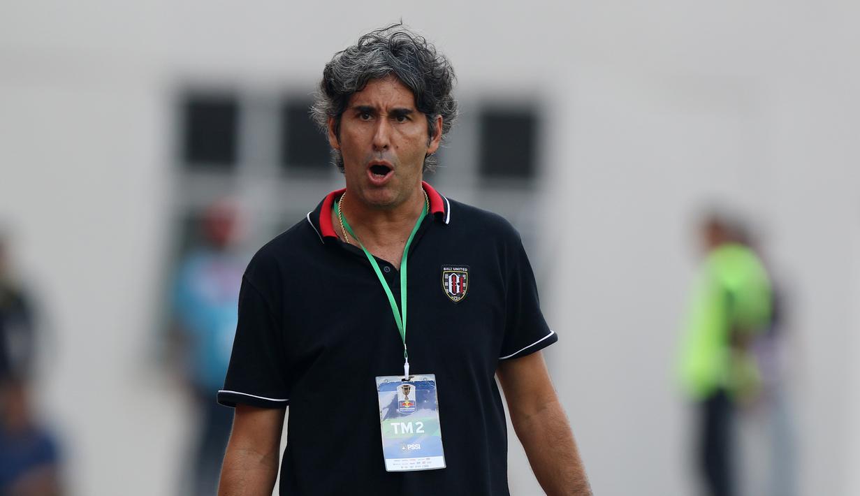 Pelatih Bali United, Stefano Cugurra Teco, saat melawan Persija Jakarta pada laga Piala Indonesia 2019 di Stadion Wibawa Mukti, Minggu (5/5). Persija menang 1-0 atas Bali United. (Bola.com/M Iqbal Ichsan)