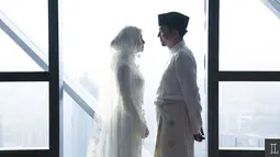 Pernikahan artis Laudya Cynthia Bella dengan lelaki asal malaysia yang bernama Engku Emran. Pengusaha asal Malaysia, Engku Emran telah resmi meminang kekasih hatinya, Laudya Cynthia Bella pada Jumat (8/9/2017). (instagram/theleonardi)