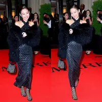 Tampil kontras, Jennie BLACKPINK menunjukkan pesona bak madam eropa di after-party Met Gala 2024.
