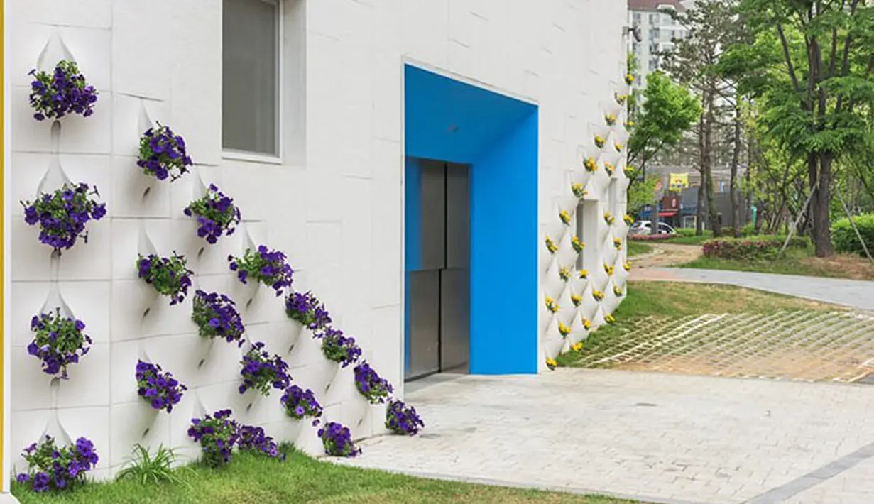 Rumah kantor milik OA: Lab berhasil menghias dinding sekaligus menghijaukan hunian di tengah lahan pekarangan yang terbatas.(Lightersideofrealestate.com)