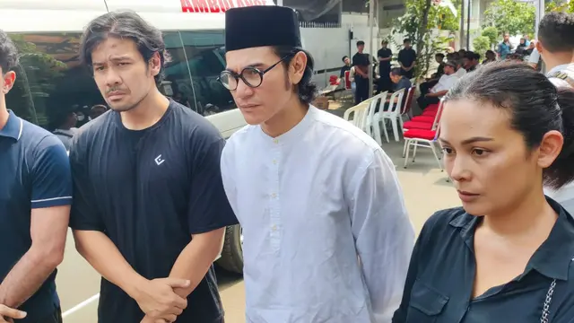 Reza Rahadian, Vino G. Bastian, Putri Marino, dan Chicco Jerikho melayat ke rumah duka Yayu Unru.