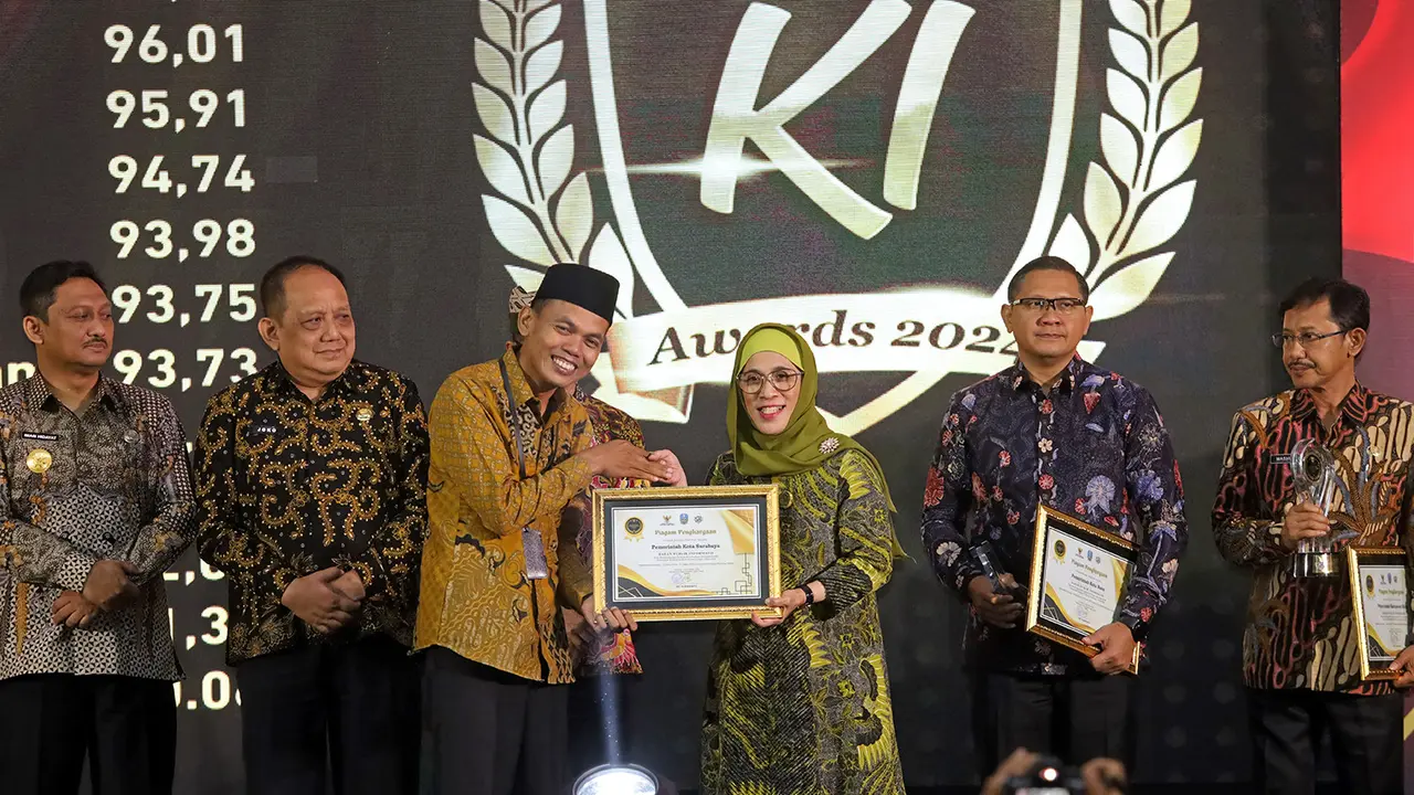 Pemkot Surabaya Raih Penghargaan Badan Publik Informatif dalam KI Jatim Awards 2024