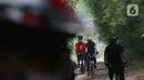 Warga bersepeda di perkampungan di Parigi, Tangerang Selatan, Minggu (24/10/2021). Beresepeda memasukin perkampungan dengan nuansa alam banyak di manfaatkan masyarakat untuk mencari suasana yang asri dan jauh dari keramaian kota. (Liputan6.com/Angga Yuniar)