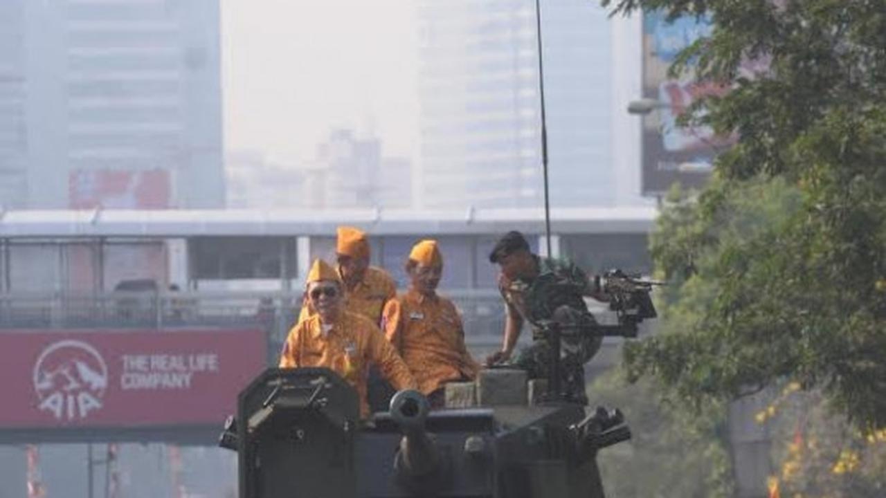 Semarak pawai Hari Veteran, bekas pejuang bawa bambu runcing