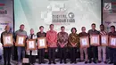 Para penerima penghargaan foto bersama pada malam penganugerahan Indonesia Digital Innovation Award 2019 di Balai Kartini, Jakarta, Jumat (22/2). (Liputan6.com/Faizal Fanani)