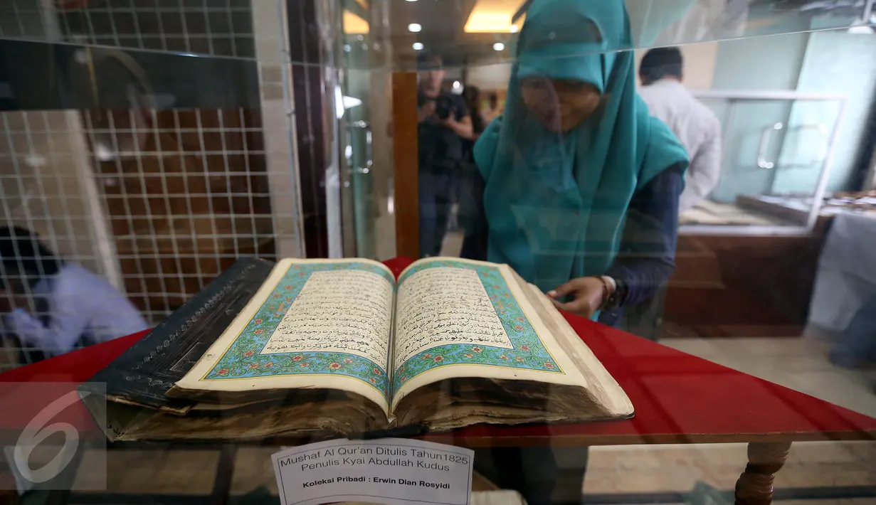 Pengunjung melihat koleksi yang dipajang saat pameran di Gedung PBNU, Jakarta, Senin (30/1). Pameran tersebut digelar dalam rangka Harlah NU ke-91. (Liputan6.com/Johan Tallo)