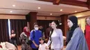 Tanpa ragu, Anisha Rosnah tunjukkan pesona keibuannya saat menyapa dan memeluk anak-anak yang hadir [@mateencore]