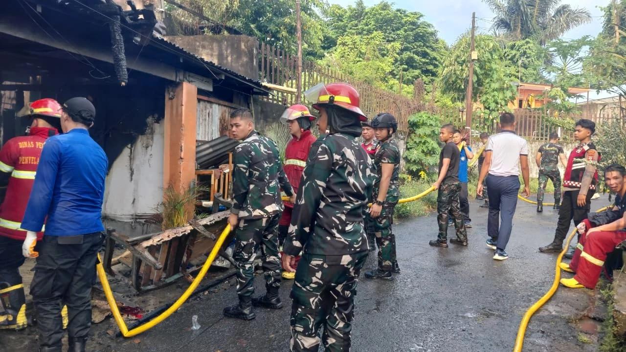 FOTO: Prajurit TNI AL Bantu Pemadaman Kebakaran Permukiman di Manado
