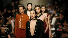 Sejumlah Model mengenakan busana desainer Carolina Machado untuk busana koleksi musim panas/dingin selama Lisbon Fashion Week , Portugal , 11 Maret 2016. (REUTERS / Rafael Marchante)