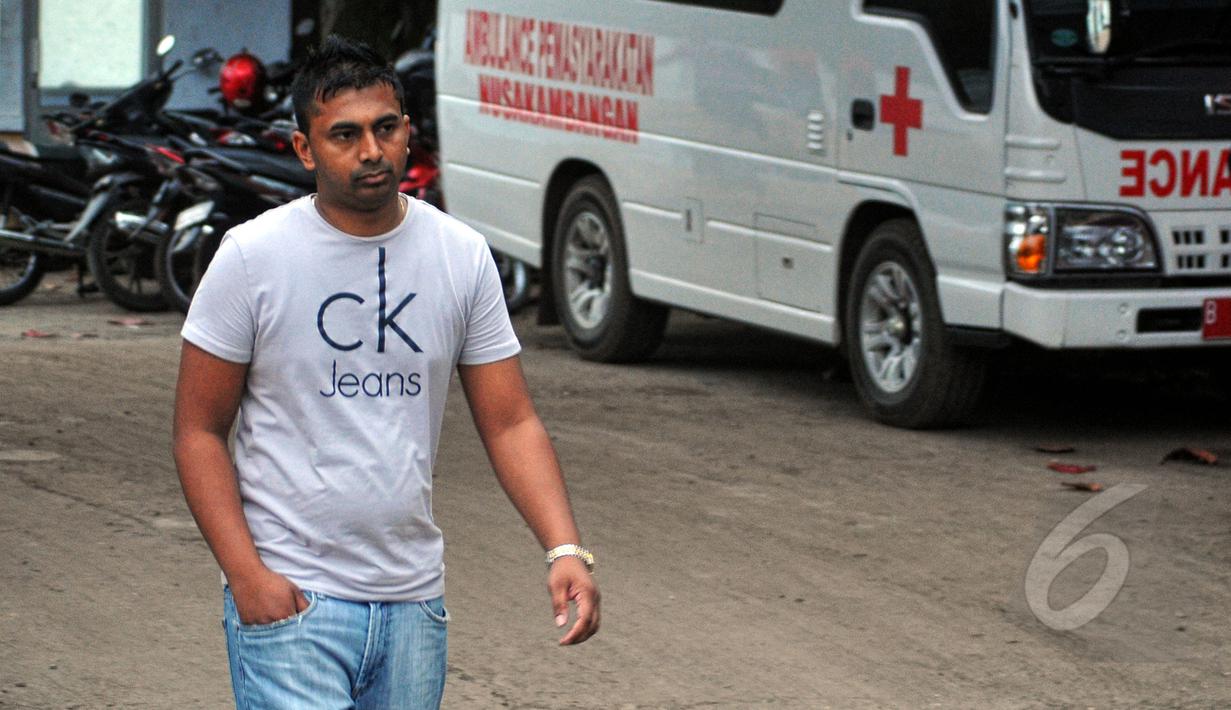 Chintu Sukumaran (kanan), adik duo Bali Nine Myuran Sukumaran usai mendatangi Lapas Nusakambangan, Jawa Tengah, Senin (27/4/2015). Wajah lesu bercampur kesedihan terpancar dari setiap wajah keluarga terpidana mati (Liputan6.com/Yoppy Renato)