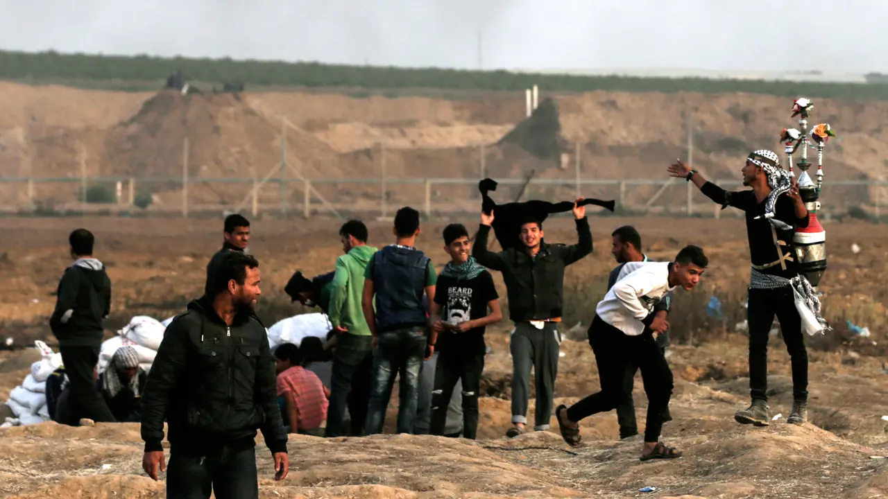 Pemuda Palestina Bagi-Bagi Jus Saat Unjuk Rasa di Gaza