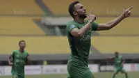 Striker Bhayangkara FC, Ilija Spasojevic, merayakan gol yang dicetaknya ke gawang Borneo FC pada laga Liga 1 Indonesia di Stadion Patriot, Bekasi, Rabu (20/9/2017). Bhayangkara menang 2-1 atas Borneo. (Bola.com/Vitalis Yogi Trisna)