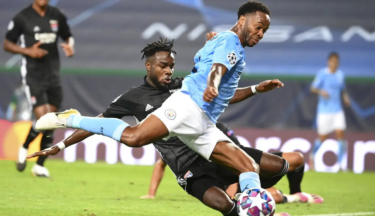 Pemain Manchester City, Raheem Sterling, melepaskan tendangan ke gawang Lyon pada perempat final Liga Champions di Stadion Jose Alvalade, Sabtu (15/8/2020). Lyon menang 3-1 atas Manchester City. (Franck Fife/Pool/via AP)