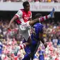 Arsenal yang secara total menguasai penguasaan bola mencapai 64 persen langsung menggebrak di awal laga dan mampu unggul cepat di menit ke-5 melalui Eddie Nketiah memanfaatkan blunder kiper Leeds Illan Meslier yang ceroboh dalam mengontrol bola. Bola berhasil direbut dan dilesakkan ke dalam gawang. (AP/Frank Augstein)