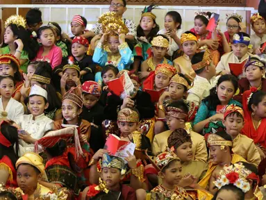 Sejumlah anak-anak mengenakan pakaian adat bersiap mengikuti Festival Prestasi Indonesia di JCC Senayan, Jakarta (21/8). Acara ini diikuti oleh ratusan siswa dari sejumlah sekolah. (Liputan6.com/Johan Tallo)