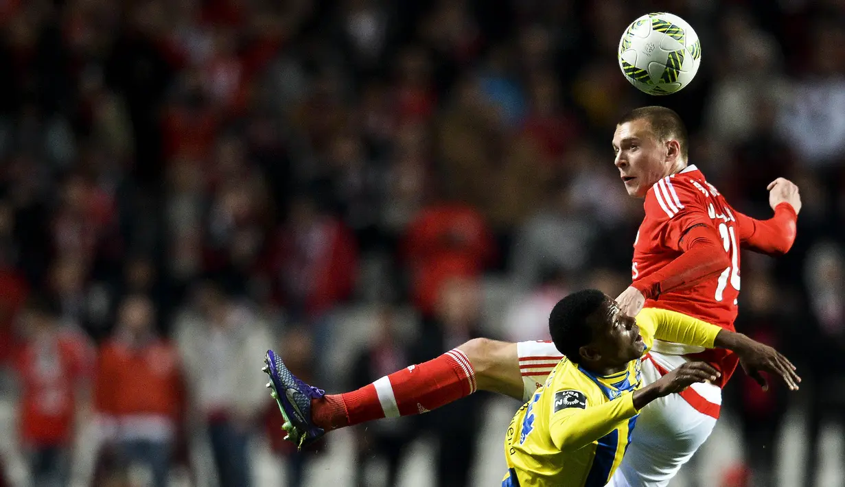 Bek Benfica, Victor Lindelof, duel udara dengan striker Uniao da Madeira, Toni Silva pada lanjutan liga Portugal di Stadion Luz, Lisbon (29/2/2016). (AFP/Patricia De Melo Moriera)