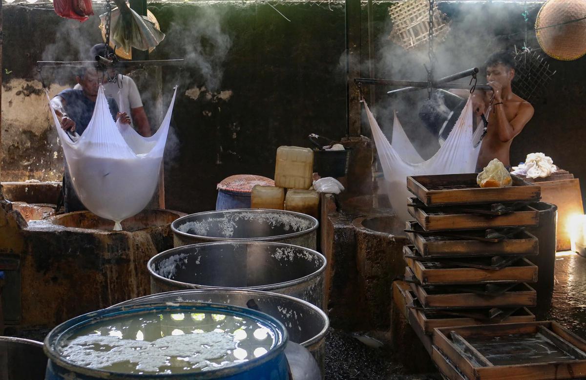 FOTO: Perajin Tahu Tertekan Kenaikan Harga Kedelai