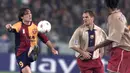 Bek Barcelona, Frank de Boer (tengah) berusaha merebut bola dari penguasaan striker AS Roma, Vincenzo Montella pada laga Liga Champions 2001/2002 di Olympic Stadium, Roma (26/2/2002). Hingga pensiun pada Juli 2005, Frank de Boer total bermain dalam 81 laga di Liga Champions bersama Ajax, Barcelona dan Galatasaray dengan torehan 7 gol dan 5 assist. Satu trofi berhasil diraihnya bersama Ajax Amsterdam pada musim 1994/1995. (AFP/Gabriel Bouys)