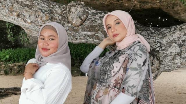 Zaskia Sungkar bersama asistennya