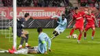 Pemain Twente, Mees Hilgers mengontrol bola di depan gawang timnya saat melawan Lazio dalam laga lanjutan Liga Europa 2024/2025 yang berlangsung di De Grolsch Veste stadium, Enschede, Belanda, Jumat (25/10/2025) dini hari WIB. (AP Photo/Peter Dejong)