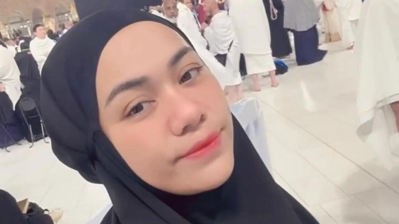 Dalam postingannya, Zita mengunggah foto gelas kopi dari brand Starbuck dengan latar belakang Ka'bah.