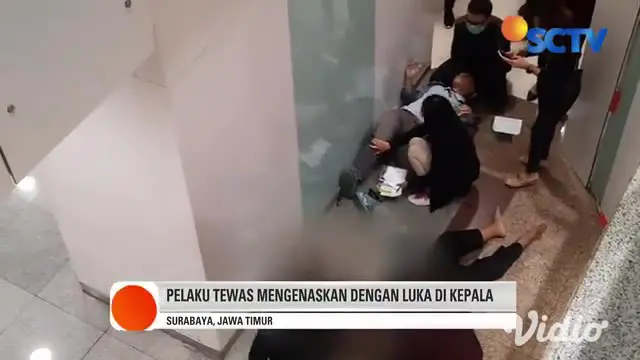 Aksi mencengangkan dari seorang pria lanjut usia di dalam mal berujung nahas, pasalnya, sang pelaku dengan sengaja melompatkan dirinya dari lantai 2 ke lantai dasar hingga tewas di tempat.