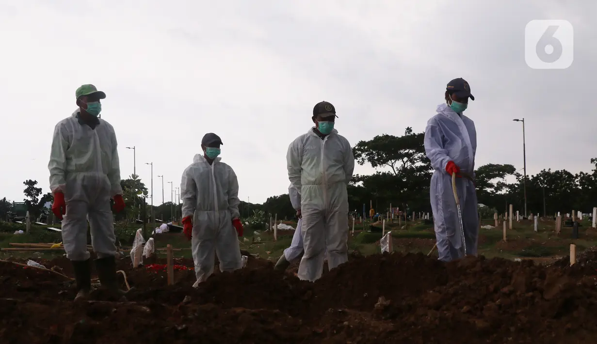 Petugas melakukan pemakaman dengan prosedur Covid-19 di TPU Tegal Alur, Jakarta, Minggu (3/12/2021). TPU khusus jenazah Covid-19 di Pondok Ranggon telah terisi penuh, baik untuk jenazah muslim maupun nonmuslim. (Liputan6.com/Angga Yuniar)