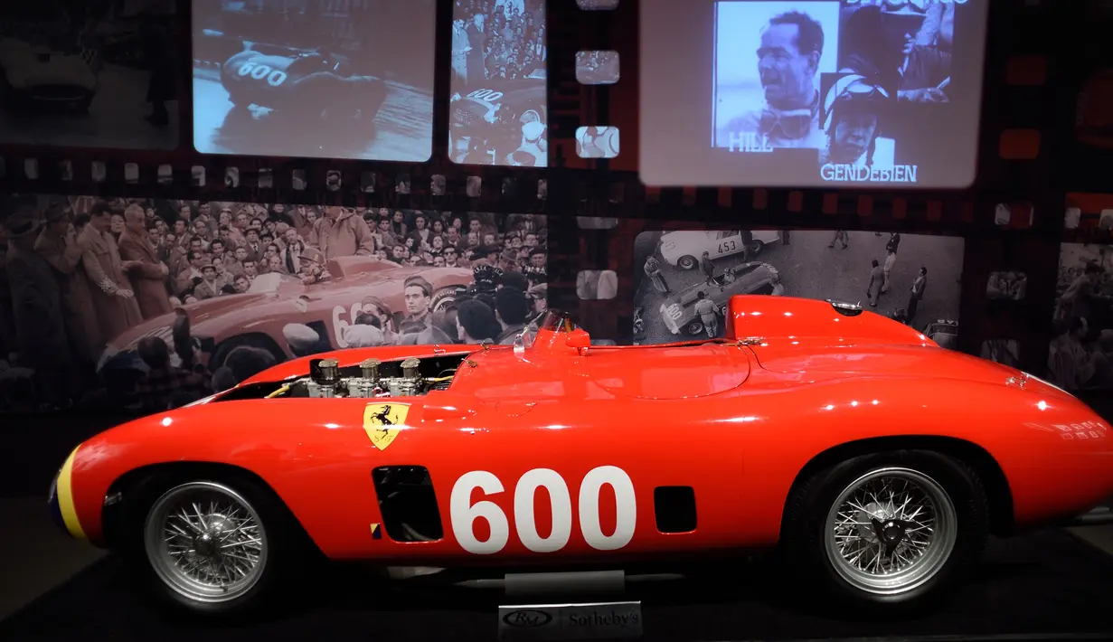 Mobil Ferrari 290 MM dipamerkan di rumah lelang Sotheby, New York, (9/12). Kabarnya mobil ini telah laku sekitar Rp390 miliar. (AFP PHOTO/DON Emmert)