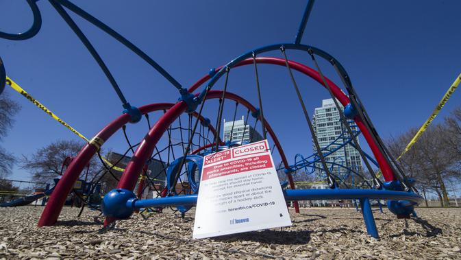 Taman bermain yang ditutup terlihat di Toronto, Kanada, Kamis (2/4/2020). Hingga Kamis (2/4/2020) pagi waktu setempat, Kanada melaporkan 10.132 kasus virus corona COVID-19 dengan jumlah kematian meningkat menjadi 127 jiwa. (Xinhua/Zou Zheng)