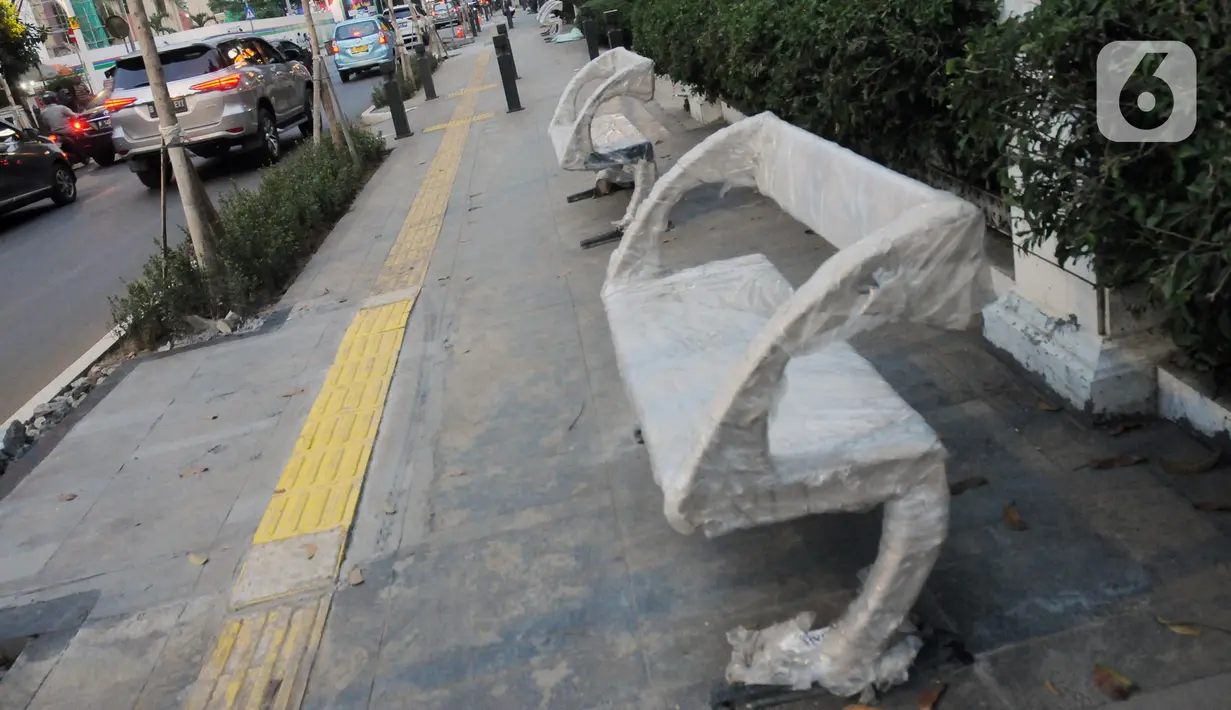 Bangku-bangku taman terpasang di trotoar kawasan Jalan Cikini Raya, Jakarta, Minggu (8/12/2019). Sebagai bagian dari proyek revitalisasi, kini sepanjang trotoar Cikini Raya mulai terpasang bangku-bangku taman. (Liputan6.com/Helmi Fithriansyah)